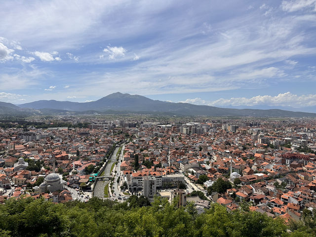 【Prizren｜中世の街並みと絶景が残るコソボ第2の都市】  城壁からの眺めと、偶然出会った虹の奇跡