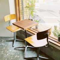 In the MIDDLE cafe