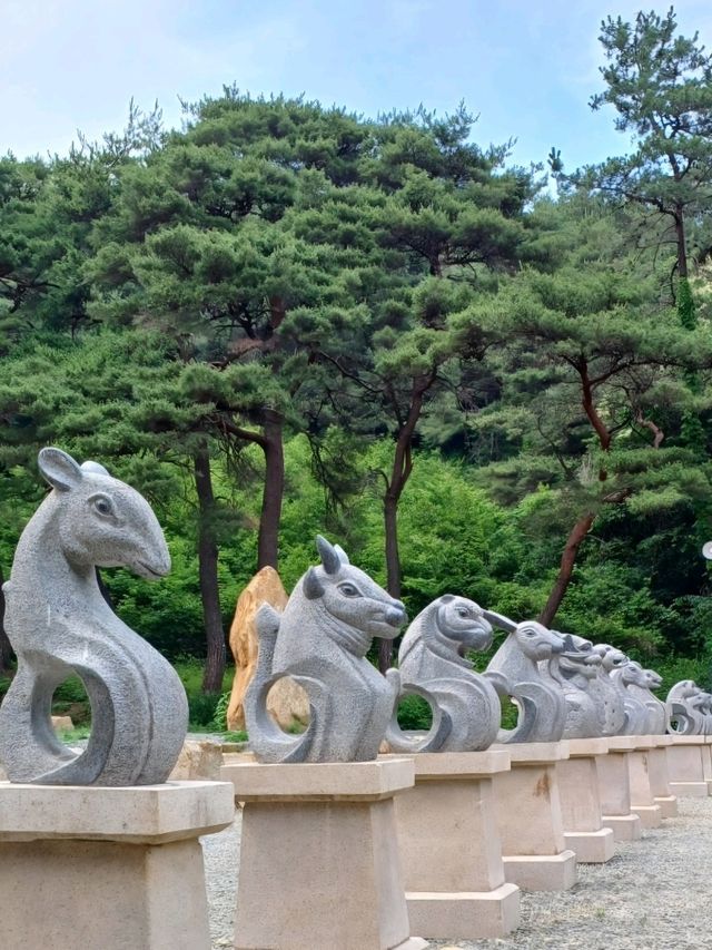 고요한 숲길 따라 만나는 단아한 사찰