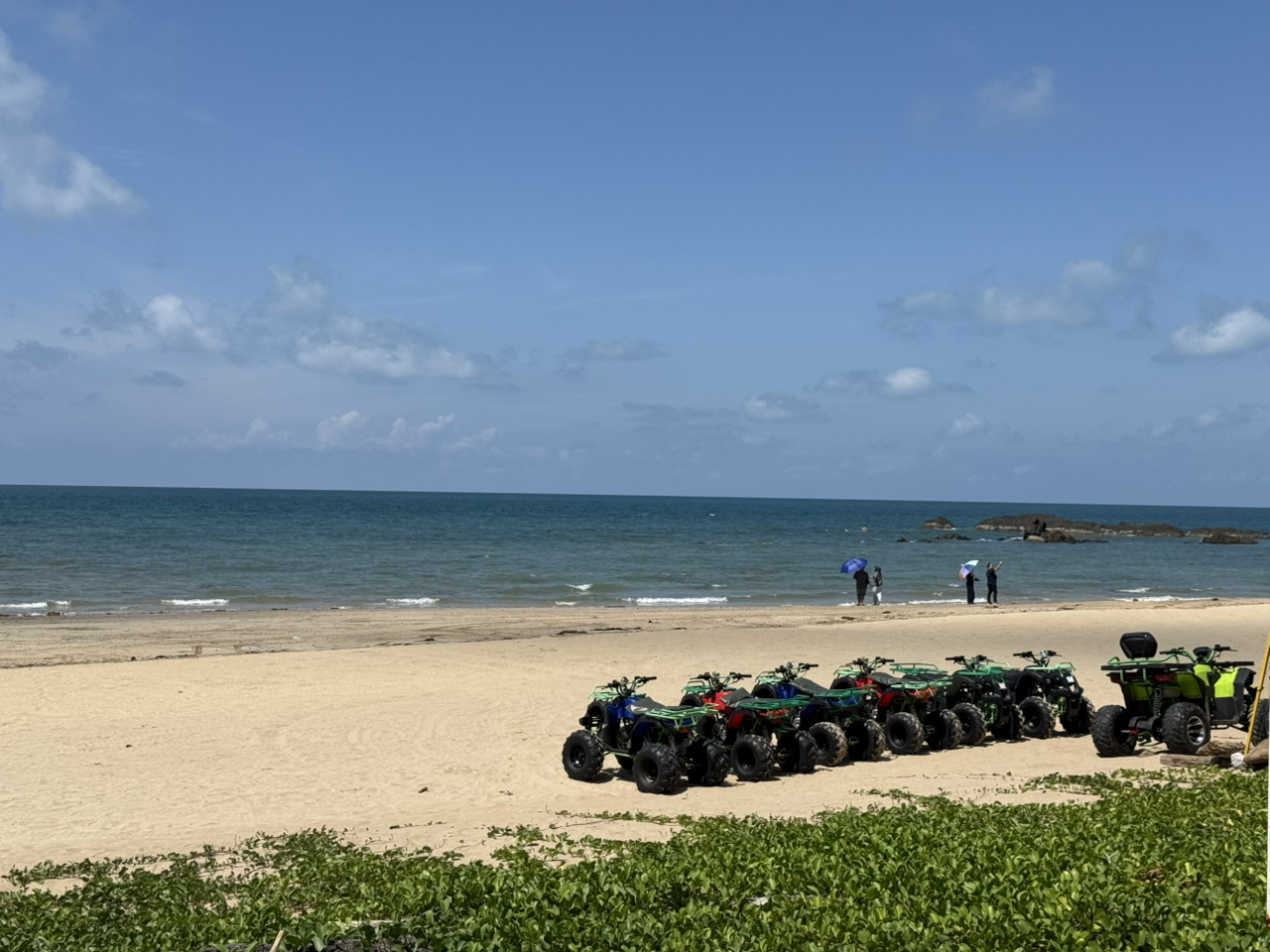 參觀了距離市區約一小時車程的Telok Melano。如果您帶著孩子一起旅行,您會很高興知道這裡有一個開放的海灘,孩子們可以在那裡玩耍玩耍。這裡也提供沙灘車租賃,您可以自行探索此區域。如果您需要使用洗手間,這裡提供每次20仙的衛生間。這裡的海面通常很平靜,所以這裡是放鬆身心、享受水上樂趣的好地方。