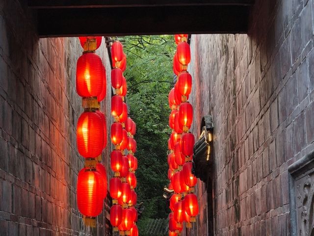 Where Old Meets Gold ✨🍜 – Jinli Old Street, Chengdu