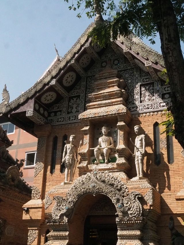 【晴れた日は写真映え間違いなし！】チェンマイのかっこいい寺院🇹🇭