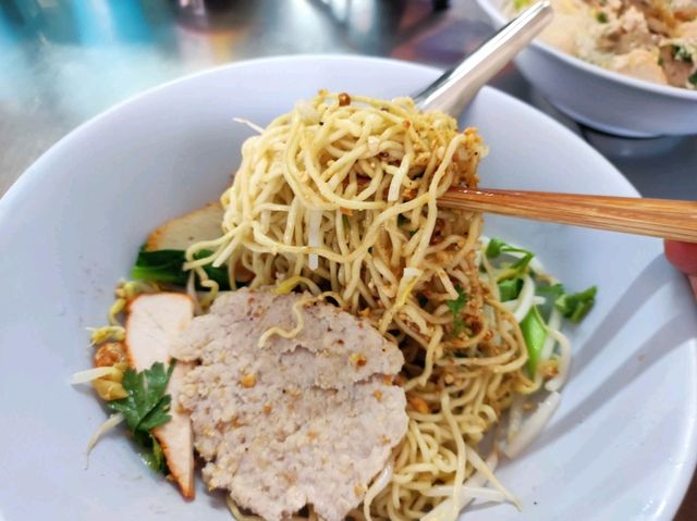 ร้านก๋วยเตี๋ยวเก่าแก่แปดริ้ว เปิดมาแล้วกว่า 60 ปี