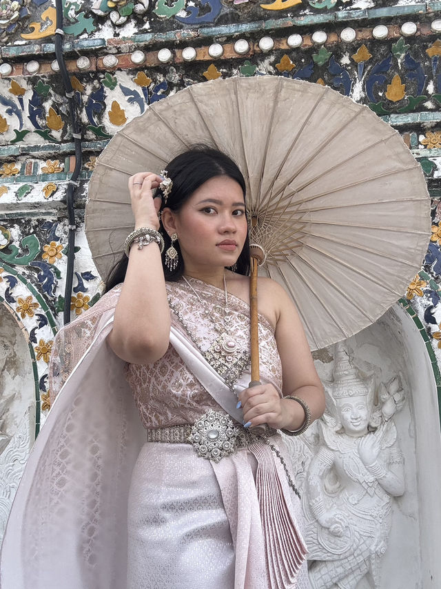 🌅✨ Magical Morning at Wat Arun in Traditional Thai Dress 🇹🇭