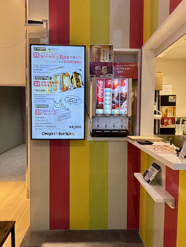 【大阪・関西空港】寿司職人が手がける、ワンハンドの“和”バーガー「Onigiri Burger 関西国際空港本店」