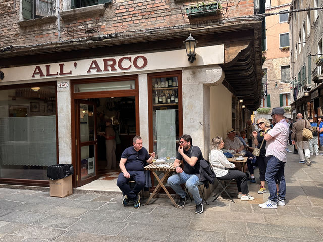 【Bar All’Arco／バル・アルルコ｜ヴェネチアの“地元と観光客が集うバーカロ名店”】