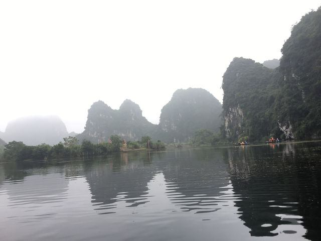 🚣‍♀️✨ Tranquility in Trang An – A Scenic River Rafting Experience in Vietnam