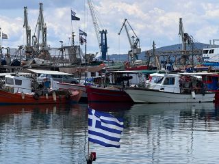 Volos: A Hidden Gem with Mountains, Sea, and Murals! 🇬🇷🎨