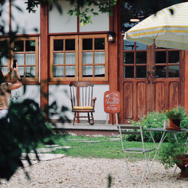📍บ้านสวนกำไรสุข – คาเฟ่ริมน้ำกลางสวนในฉะเชิงเทรา 