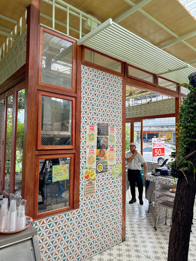 ป้าขาว ขนมจีนเมืองคอน :: อ่างศิลา ชลบุรี 📍