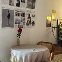 🌿☕ On The FENCE – คาเฟ่เล็กกลางบ้านไม้ 
