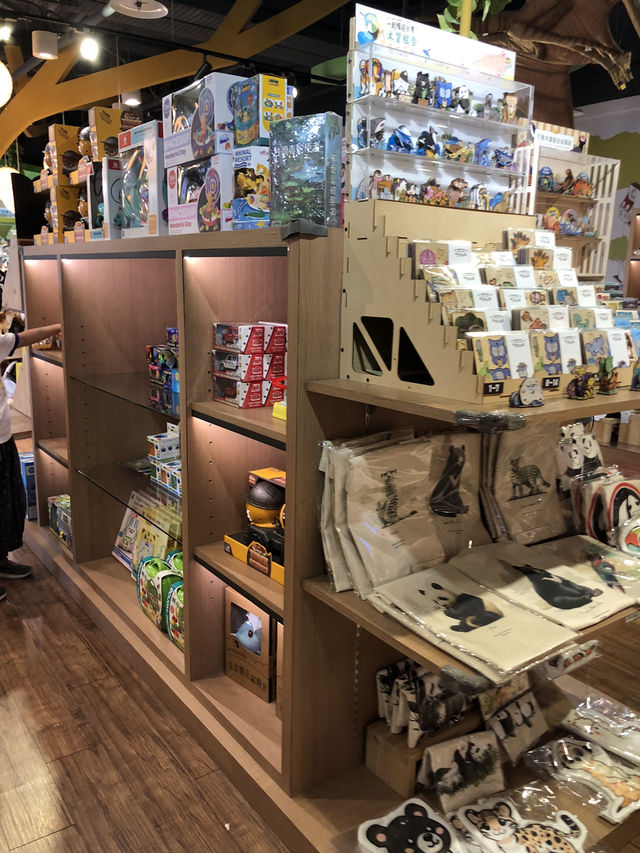 樂園中的精品店很多特別可愛的公仔🐯🦁🐻🐮