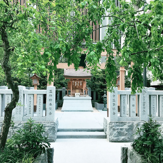 ⛩️日本橋: ビジネス街のまんなか当たる神社として知られる福徳神社芽吹稲荷 へ ⛩️日本橋: ビジネス街のまんなか当たる神社として知られる福徳神社芽吹稲荷 へ