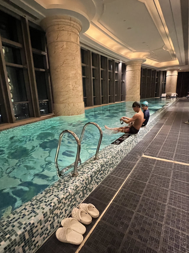 珠海瑞吉酒店- 卓越服務+無懈可擊天際泳池