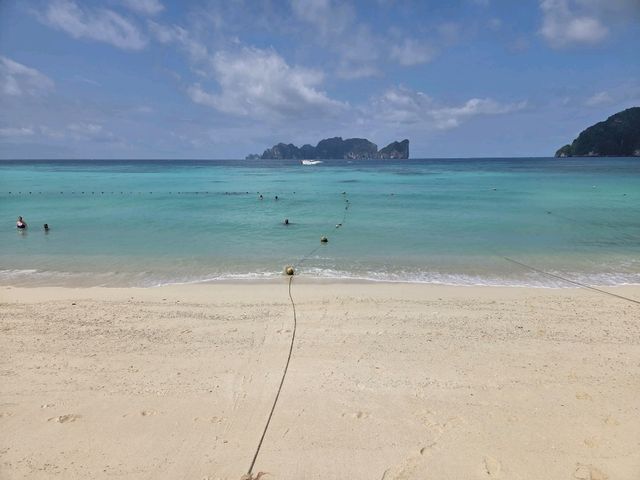 🏖️ Long Beach bliss : Phi Phi’s Secret Stretch of Paradise! Turquoise calm, white sand! 🏖️ Long Beach bliss : Phi Phi’s Secret Stretch of Paradise! Turquoise calm, white sand!