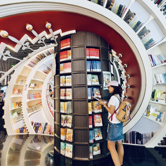 摩天輪下最美書店《鍾書閣》,隨手一拍都出片! 摩天輪下最美書店《鍾書閣》,隨手一拍都出片!