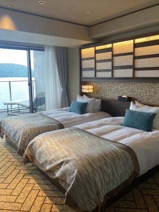 Enjoy a luxurious stay at Lake Suite Lake No Sumika, where all rooms have lake views and open-air hot spring baths.
