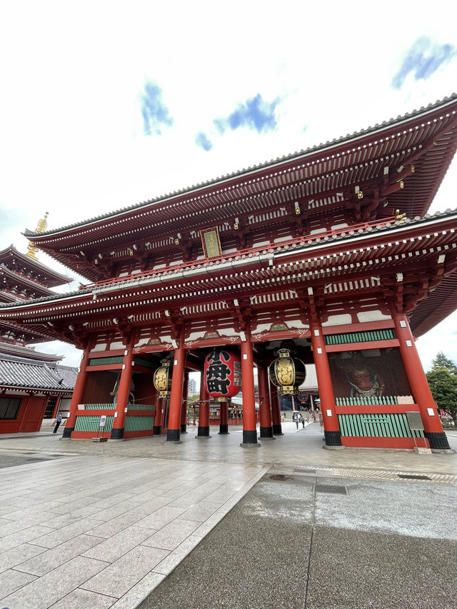浅草のシンボル「雷門」提灯の下?覗いたことある? 浅草のシンボル「雷門」提灯の下?覗いたことある?