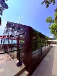 山丘上「大自然與文物」結合的玻璃屋餐廳
