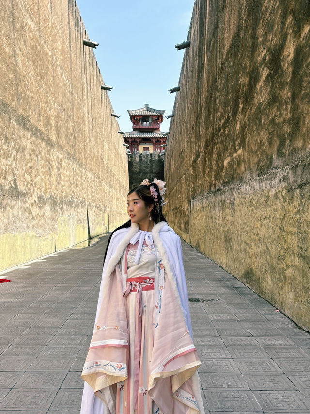 Walking Through Qin Palace in Hanfu