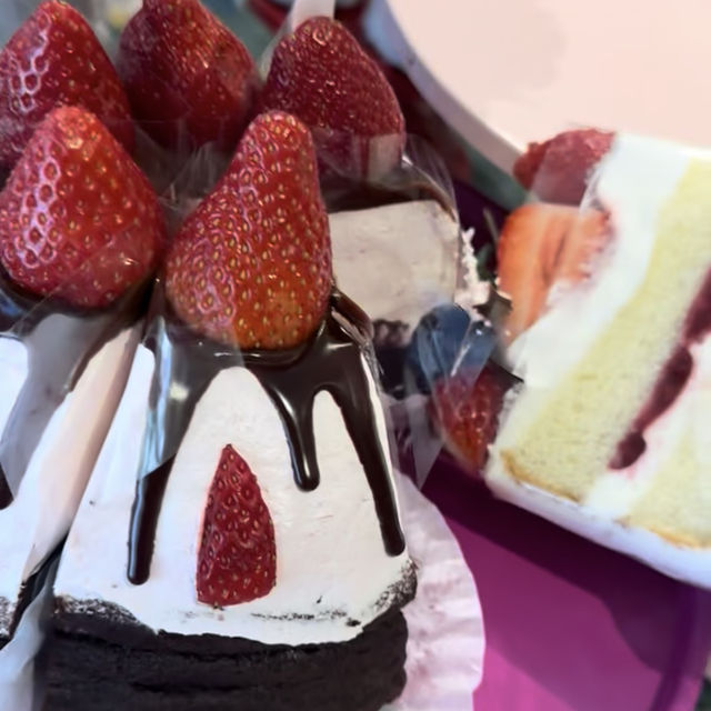 🍰 앤티크커피 연남점 — 클래식과 달콤함이 공존하는 감성카페공간