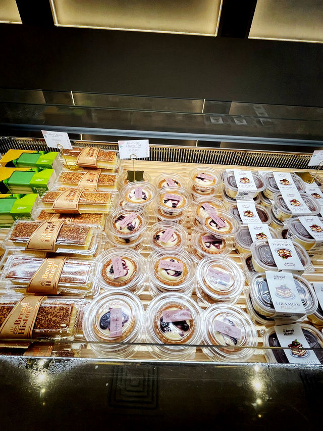 A popular Taichung eatery serving generous, meat-heavy donburi bowls with simple but tasty side dish A popular Taichung eatery serving generous, meat-heavy donburi bowls with simple but tasty side dish