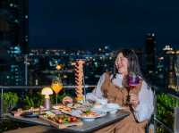 พักผ่อน กินดื่ม ชมวิวเมืองสุดอลังกลางสาธร