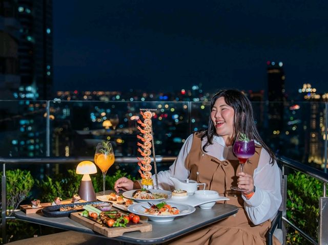 พักผ่อน กินดื่ม ชมวิวเมืองสุดอลังกลางสาธร