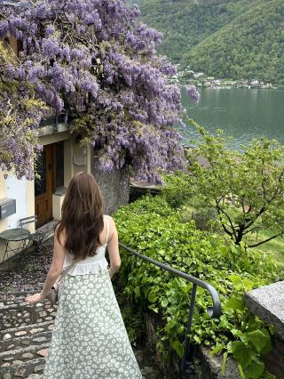 湖畔で時が緩やかに流れ、藤の夢が咲き誇る街・モルコーテ。