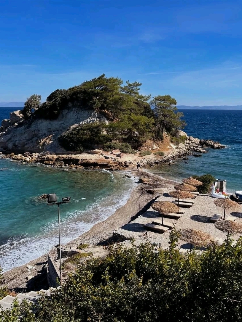Surga biru di pelukan hutan pinus, pesona pantai tersembunyi di Pulau Samos。