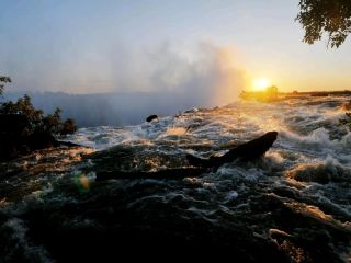 維多利亞瀑布 (Victoria Falls) – 贊比亞。