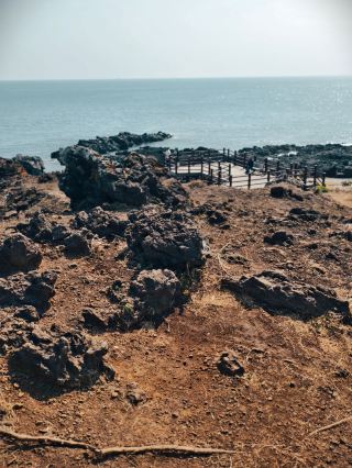 懸崖、藍海與海岸步道：探索濟州島涉地可支