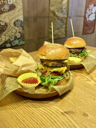 [Osaka, Namba] Nikmati burger mewah yang terbuat dari daging sapi Kobe A5 terbaik, dipanggang tepat di depan Anda di "Kobe Beef Burger Fumoto no Miya Namba Sennichimae Store".