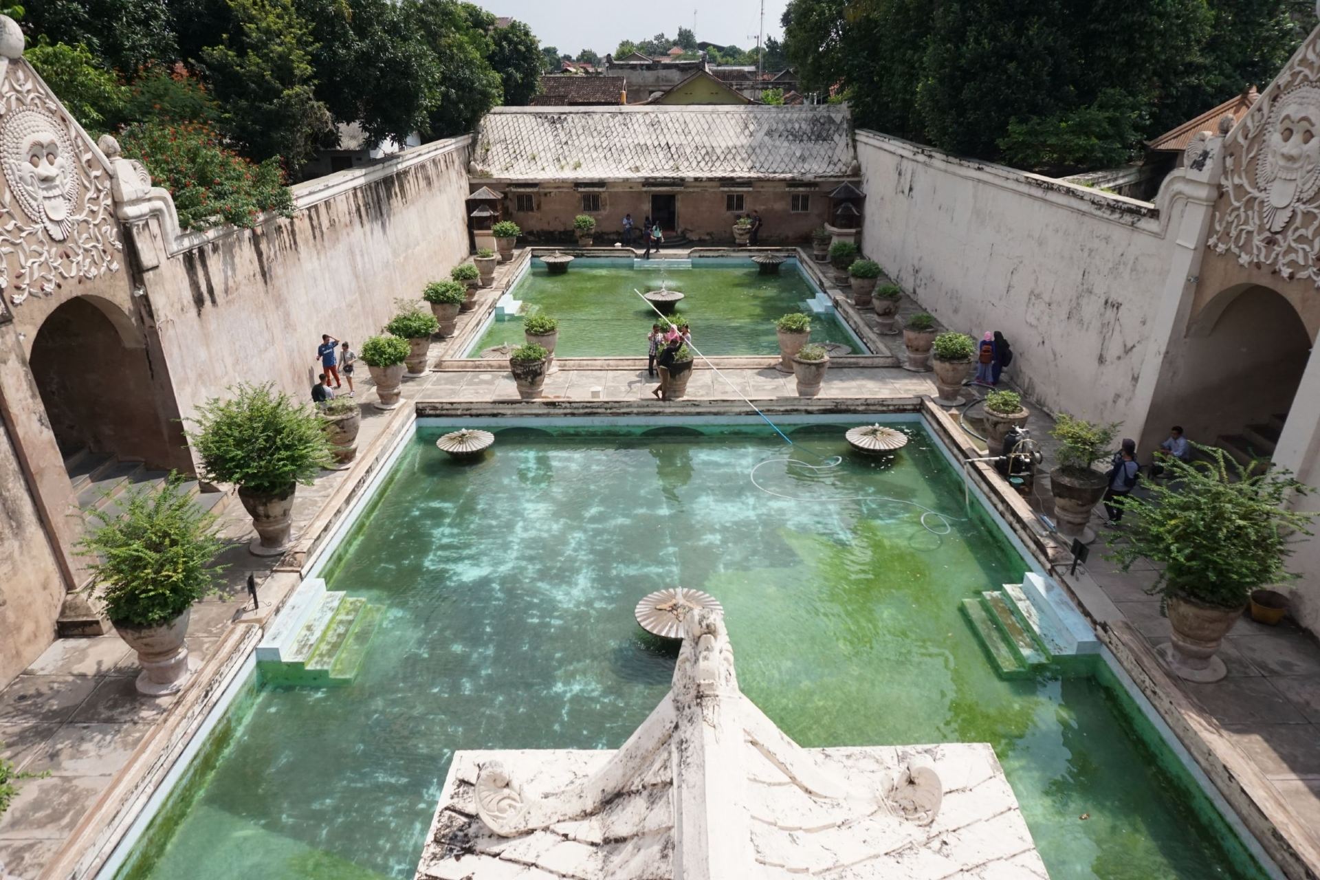 [Yogyakarta, Indonesia] Taman Sari: The Royal Water Castle & Underground Mosque! Riding a Traditional Becak 🚲