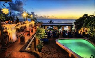 1. Champers Restaurant Barbados ร้านอาหารริมทะเลชื่อดัง โดดเด่นด้วยอาหารแคริบเบียนและซีฟู้ด บรรยากาศเหมาะกับมื้อค่ำและชมวิวทะเล โดยเป็นหนึ่งในร้านที่ได้รับความนิยมในบาร์เบโดส  
2. Chillin & Grillin ร้านดังใน Oistins Bay Garden เน้นปลาย่างและอาหารทะเลสไตล์บาร์เบโดส เป็นตัวเลือกยอดนิยมสำหรับสัมผัสบรรยากาศอาหารท้องถิ่น 
 3. Café Luna Barbados ร้านบรรยากาศดีใกล้ Enterprise Beach เน้นอาหารนานาชาติและแคริบเบียน เหมาะกับมื้อเย็นแบบสบาย ๆ พร้อมวิวบริเวณชายฝั่ง  
4. Fish Pot ร้านอาหารทะเลชื่อดังบริเวณ Little Good Harbour เน้นปลาและซีฟู้ดสด ๆ พร้อมบรรยากาศติดทะเล เหมาะสำหรับคนที่ชอบอาหารทะเลและการนั่งกินแบบผ่อนคลาย 
5. Lobster Alive ร้านซีฟู้ดริมทะเลใน Bridgetown จุดเด่นคือเมนูกุ้งล็อบสเตอร์และอาหารทะเล เหมาะกับการนั่งรับประทานอาหารพร้อมบรรยากาศชายหาด 
6. The Caboose ร้านอาหารทะเลใน Speightstown บรรยากาศเรียบง่าย เน้นอาหารทะเลและอาหารแคริบเบียน เหมาะกับมื้อกลางวัน 
7. Shanti’s Rum and Roti ร้านอาหารแคริบเบียนใน Bridgetown เด่นเรื่องโรตีและอาหารรสเข้มข้นแบบอินเดีย-แคริบเบียน เหมาะสำหรับลองอาหารท้องถิ่นในราคาสบาย ๆ 8. The Seafood Shack Barbados ร้านซีฟู้ดใกล้ Worthing Beach เหมาะกับคนที่อยากกินอาหารทะเลในบรรยากาศชายหาดแบบสบาย ๆ 