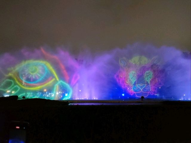 Beautiful park woven with water and light 