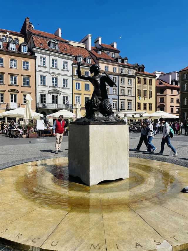【ポーランド🇵🇱/メルヘンチックな旧市街と人魚の像】