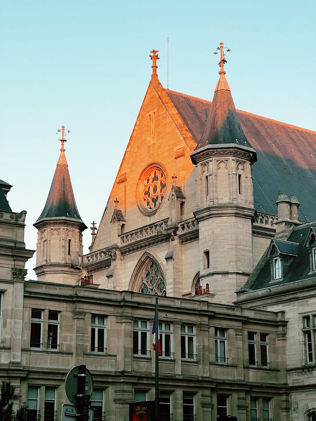 When Paris Lights Up, the Night Comes Alive 🇫🇷