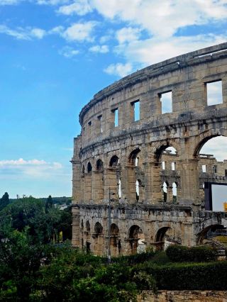 プーラ：ローマ遺跡とイストリアの魅力に触れるタイムスリップの旅。