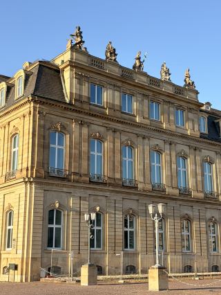 Schlossplatz, Stuttgart: จุดบรรจบของสถาปัตยกรรมข้ามยุคสมัย