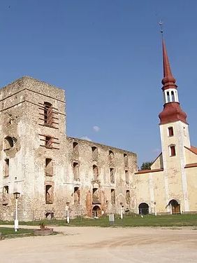 Põltsamaa — The Estonian Town Where a Castle Rose From the River and Wine Flows From the Cellars