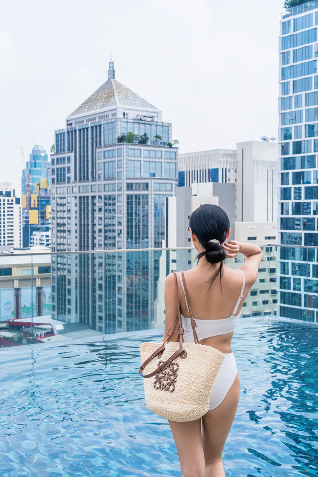 Bangkok's hotel rooftop panoramic swimming pool is amazing, isn't it? 🏊