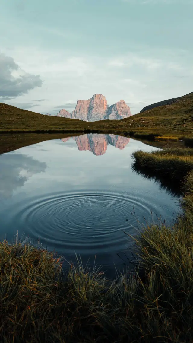 Enchanting Mountain Reflections in the Dolomites ⛰️ - Captivating Scenery at Passo Giau 🌄