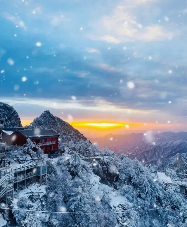 Frozen wonder, beautiful snow mountain, a snowfall in Laojun Mountain