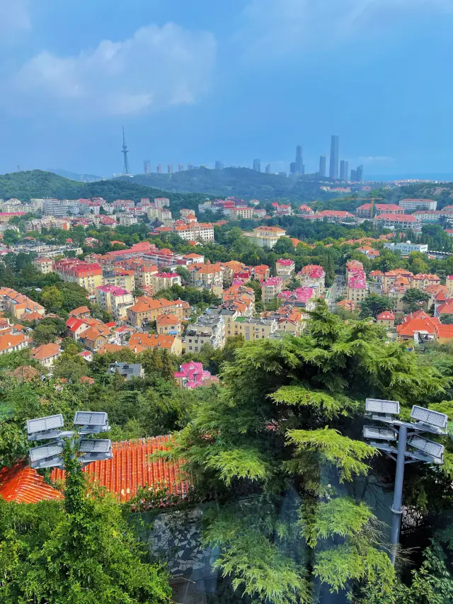 ภูเขาสัญญาณ Qingdao | มองลงไปเห็นความสวยงามของหลังคาสีแดงและกำแพงสีเหลืองที่สดใสและสดใส