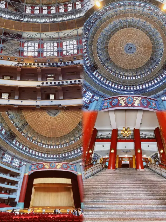 Chongqing People's Auditorium | The Tiananmen with green tiles and red walls is in Chongqing