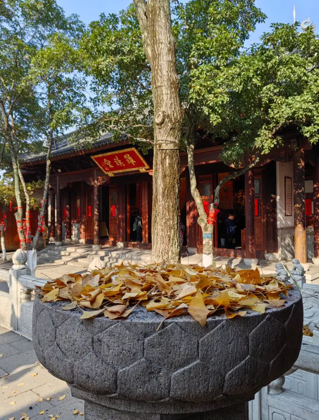 Come to the ancestral home of the Hehe culture, and worship China's own gods of love and marriage