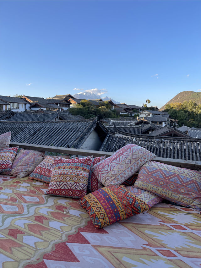 Lijiang Journey/With you yearning for poetry and the distant horizon