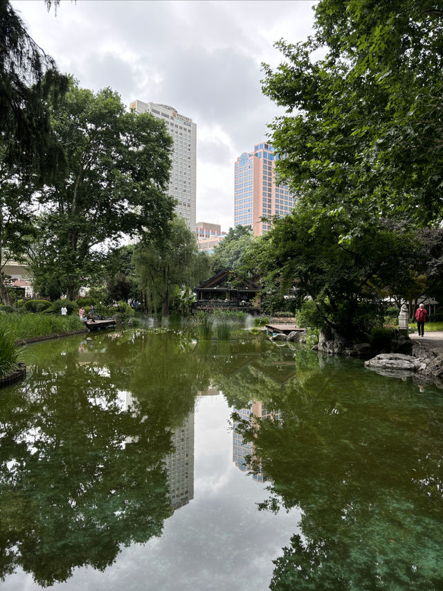 在繁華的靜安寺商圈，靜安公園是一塊珍貴的綠地