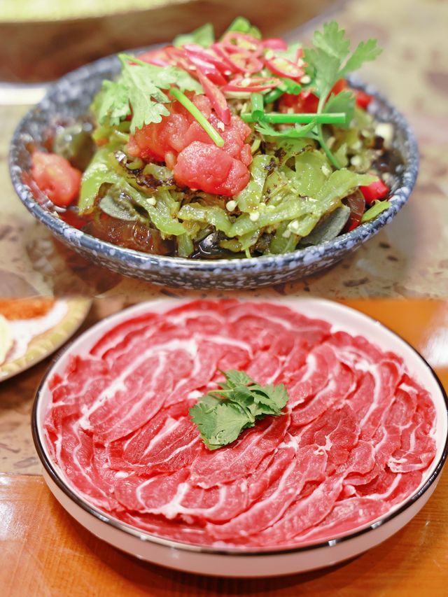 沙縣新開的小店招呼你來品嚐一頓正宗貴州酸湯牛肉鍋。